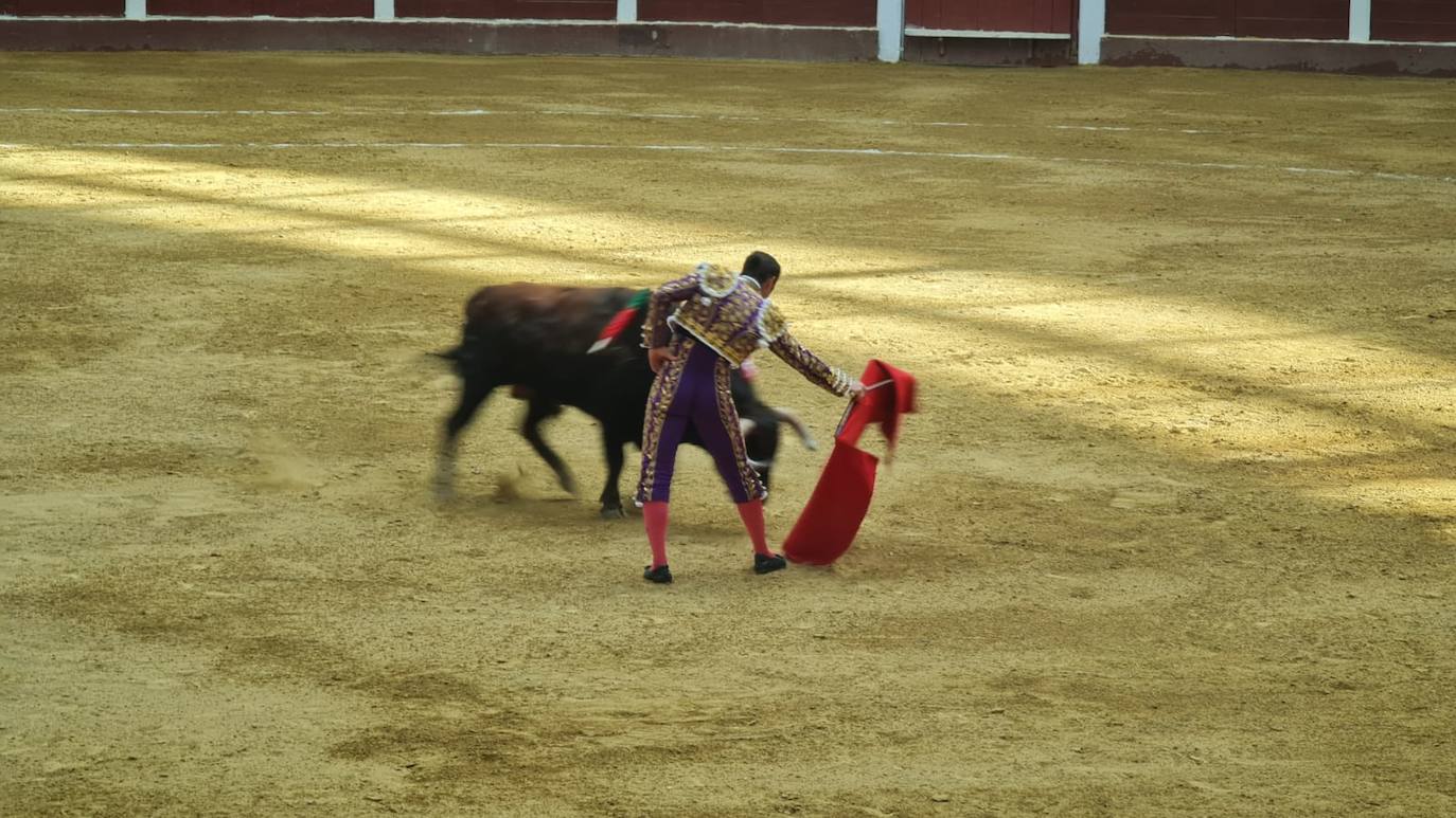 Primeros toros de la tarde en la plaza de León. 