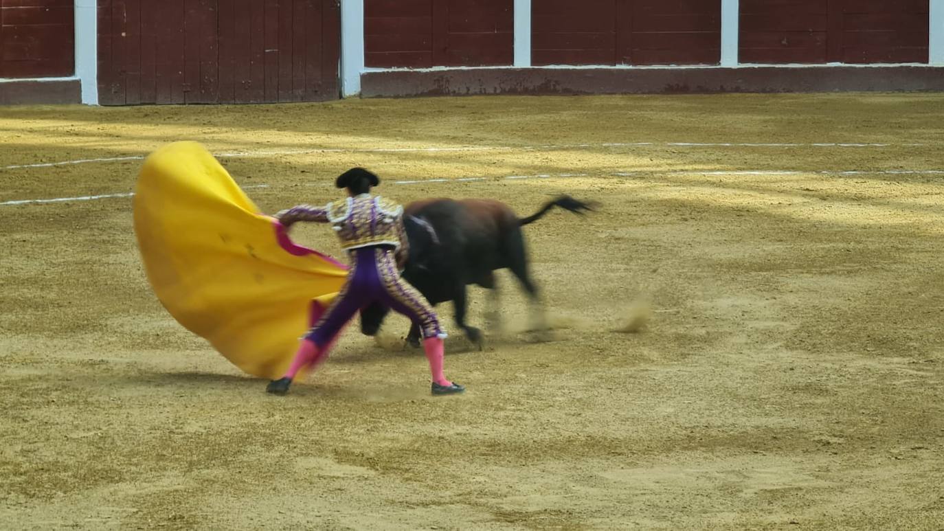 Primeros toros de la tarde en la plaza de León. 