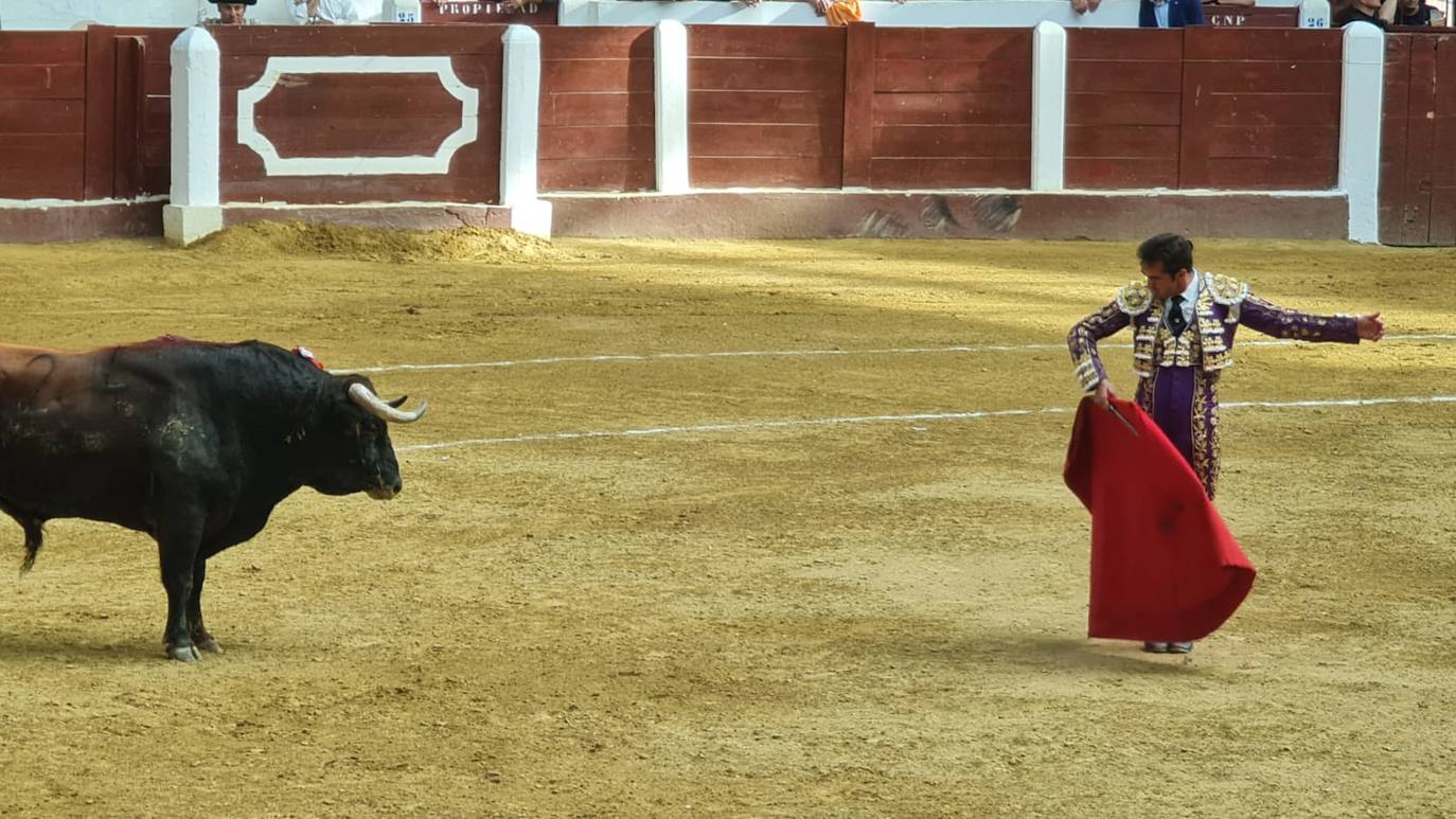 Primeros toros de la tarde en la plaza de León. 