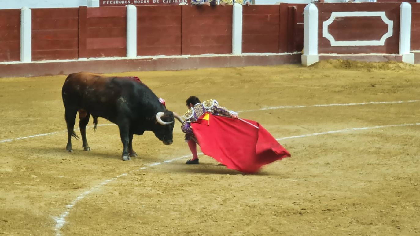 Primeros toros de la tarde en la plaza de León. 