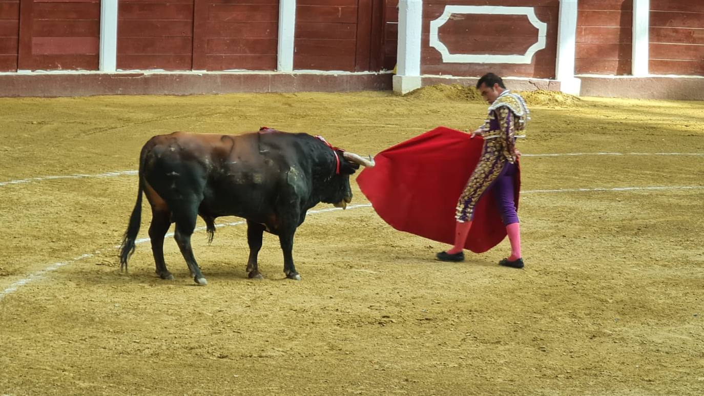 Primeros toros de la tarde en la plaza de León. 