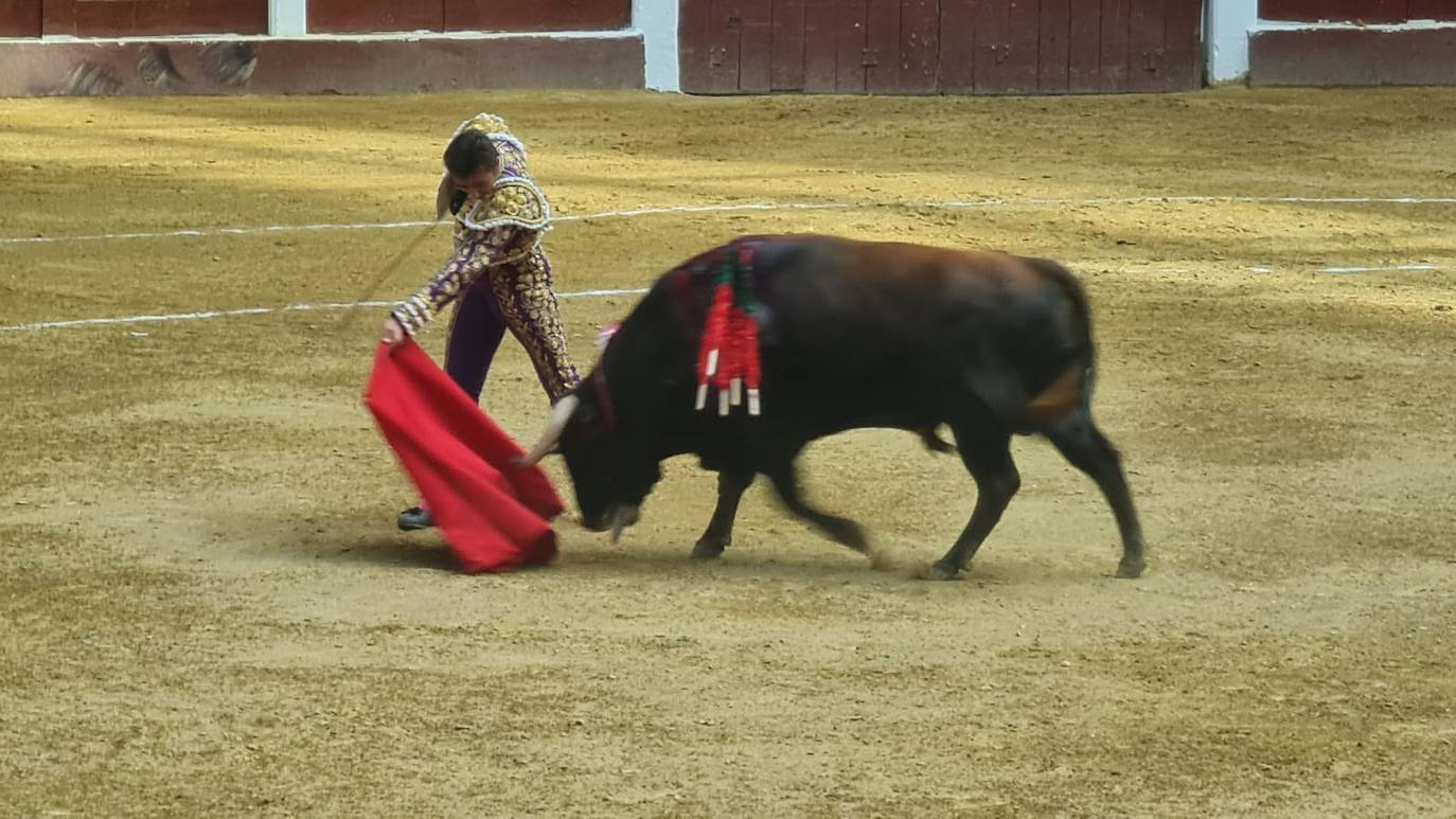 Primeros toros de la tarde en la plaza de León. 