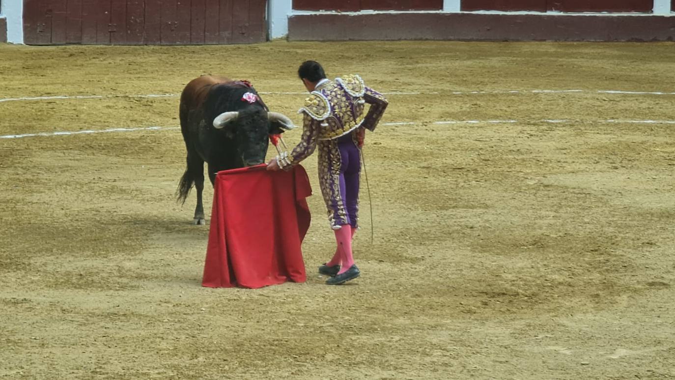 Primeros toros de la tarde en la plaza de León. 