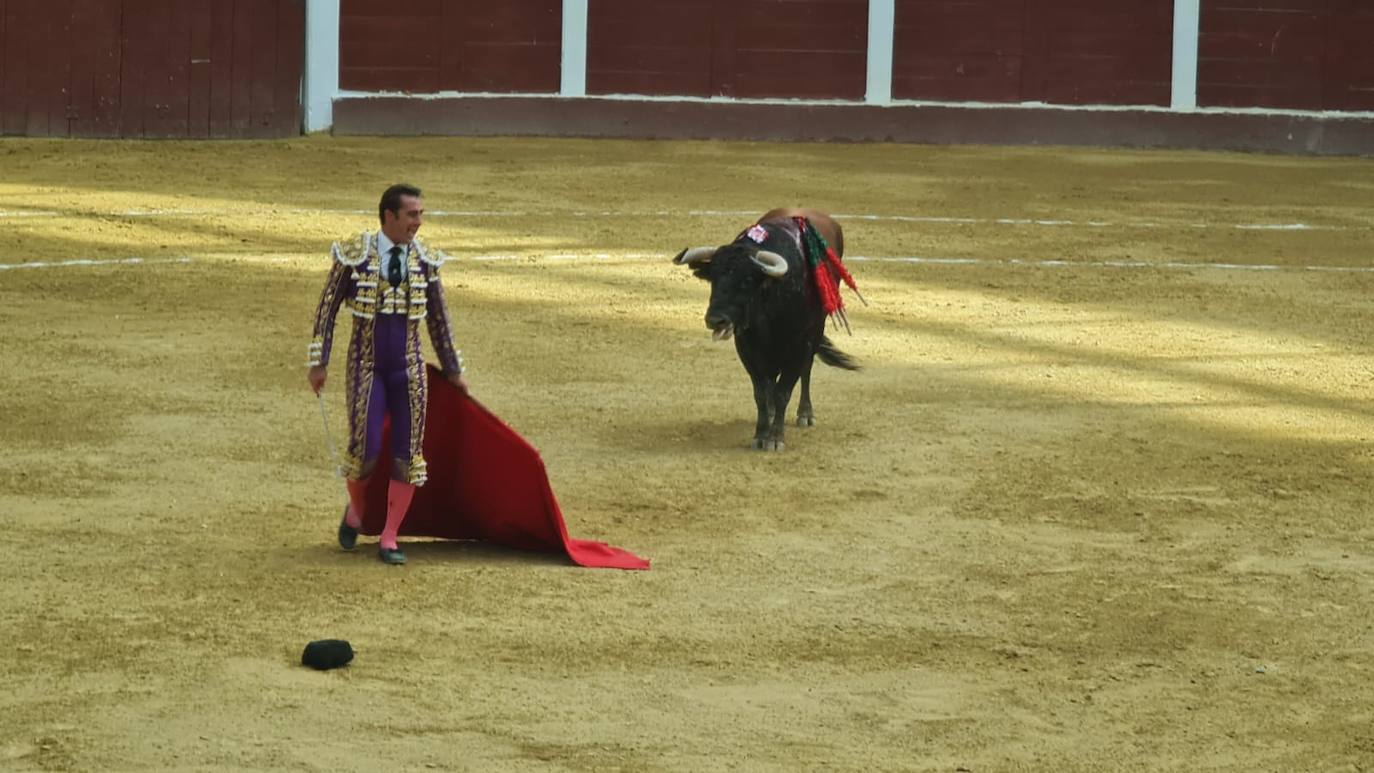 Primeros toros de la tarde en la plaza de León. 