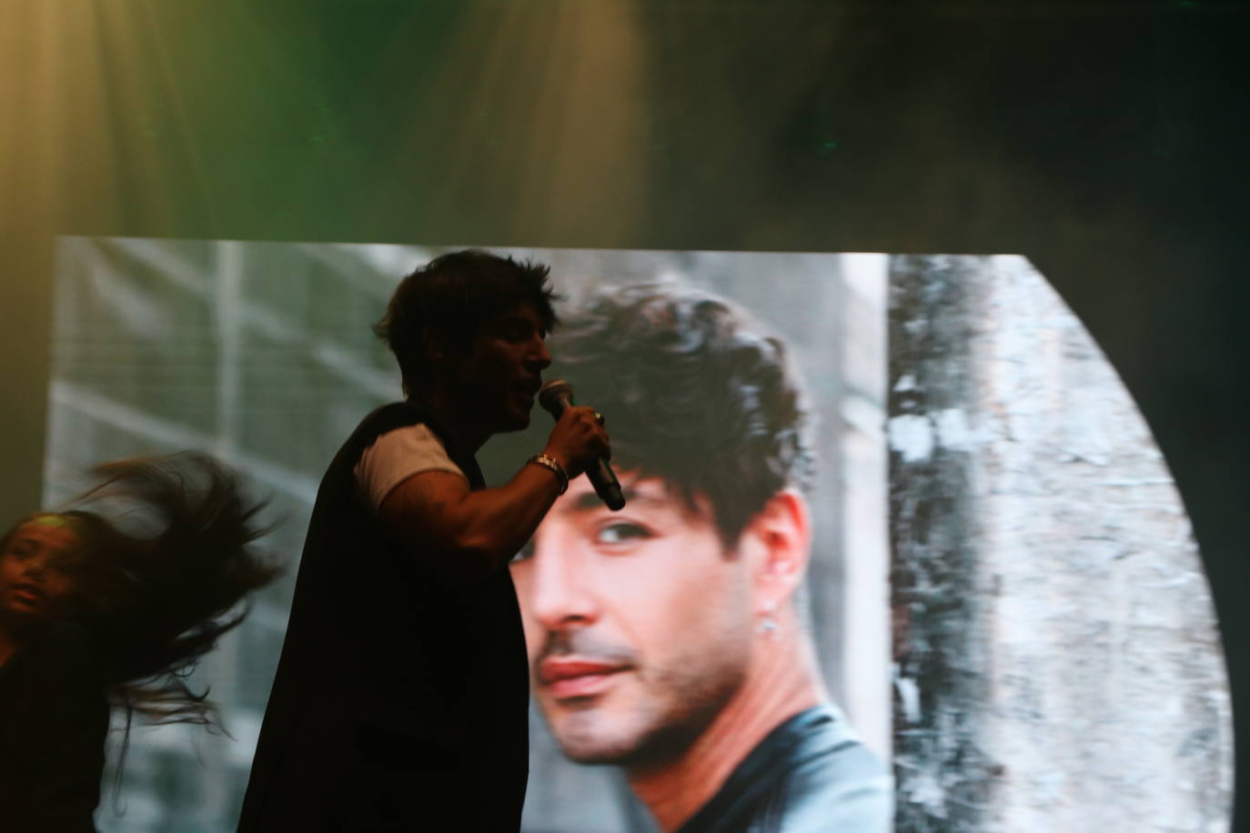 La Plaza Mayor de León se llena para bailar al ritmo de una de las canciones del pasado verano del joven artista valenciano Zzoilo | Junto a él el leonés Polo Nández ha hecho vibrar al público con su último single, 'Latidos'.