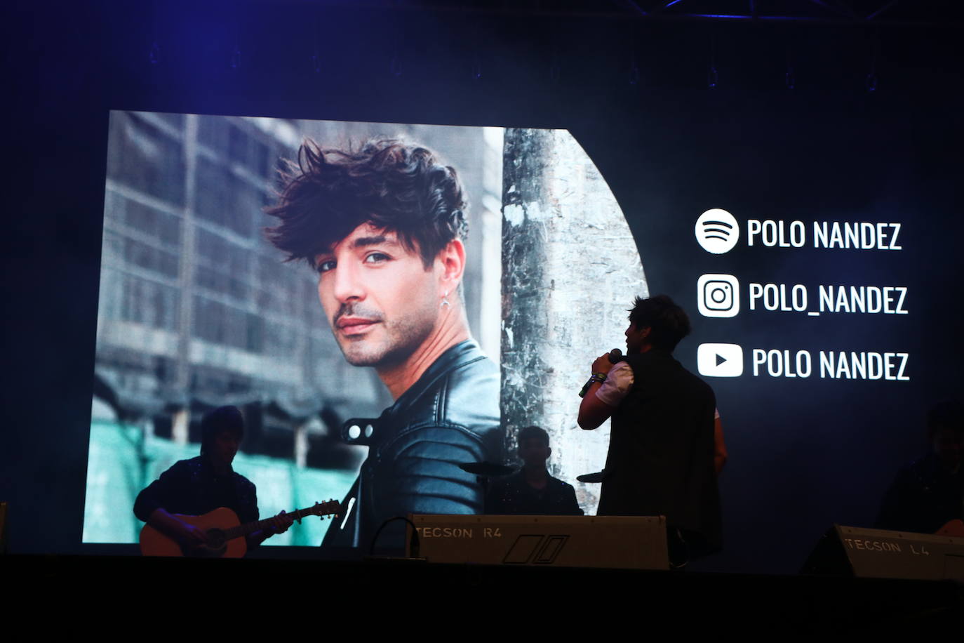 La Plaza Mayor de León se llena para bailar al ritmo de una de las canciones del pasado verano del joven artista valenciano Zzoilo | Junto a él el leonés Polo Nández ha hecho vibrar al público con su último single, 'Latidos'.