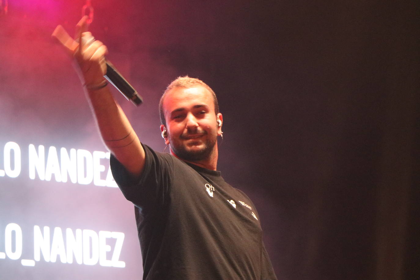 La Plaza Mayor de León se llena para bailar al ritmo de una de las canciones del pasado verano del joven artista valenciano Zzoilo | Junto a él el leonés Polo Nández ha hecho vibrar al público con su último single, 'Latidos'.