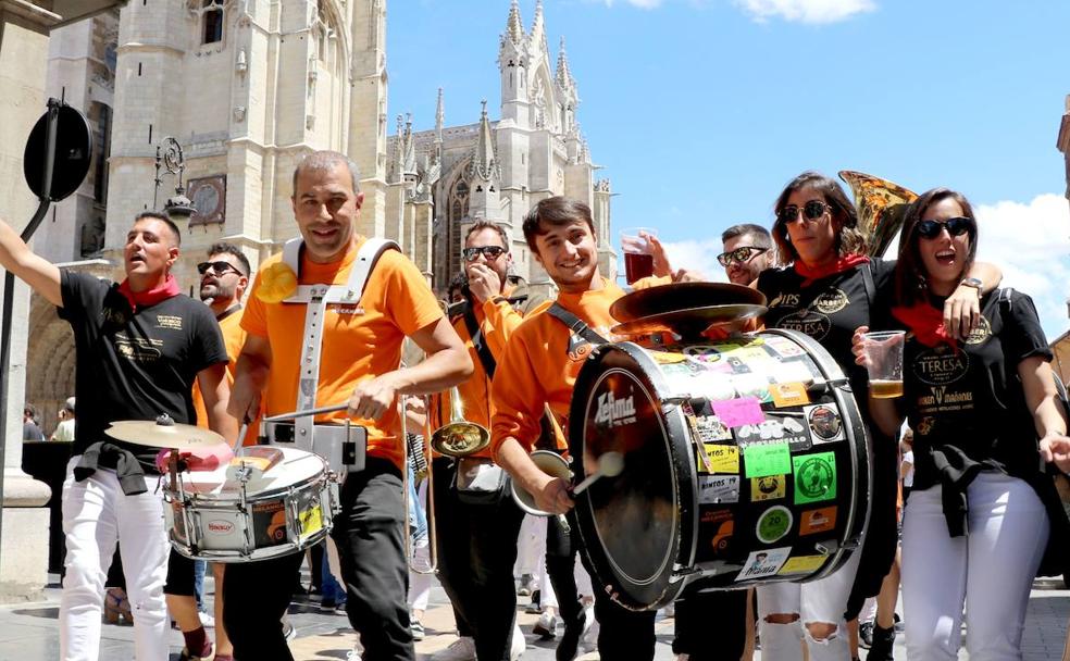 Desfile de peñas por las calles de la capital. 