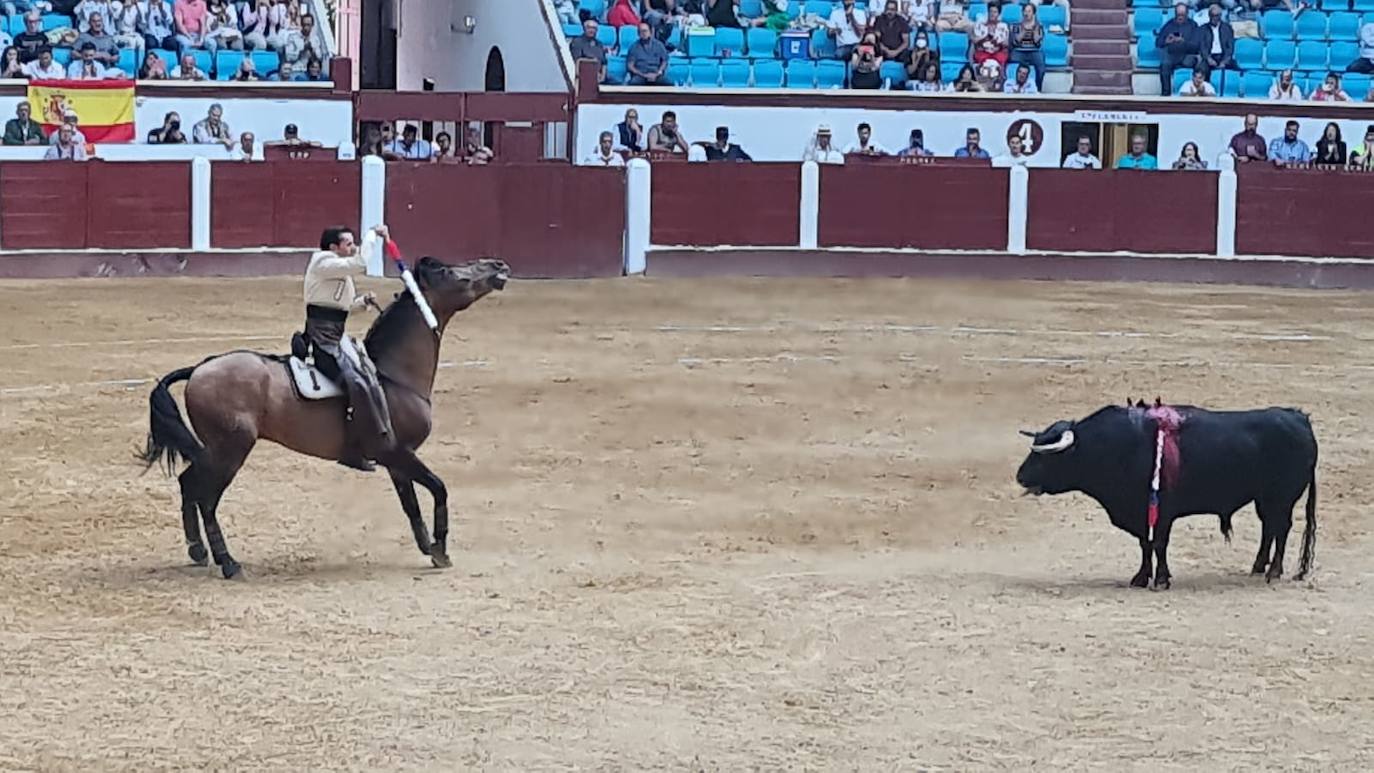 Algunos momentos de la corrida de toros de la tarde del sábado en León. 