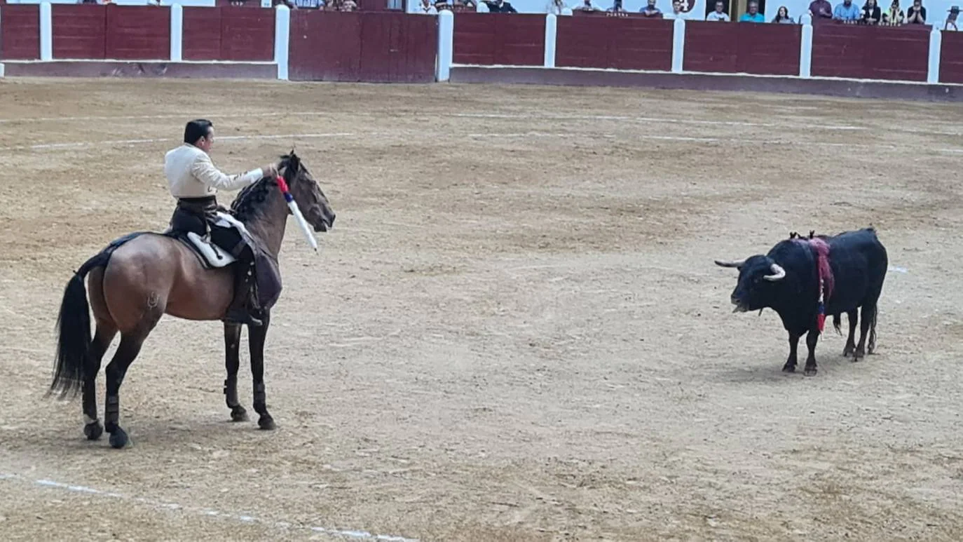 Algunos momentos de la corrida de toros de la tarde del sábado en León. 