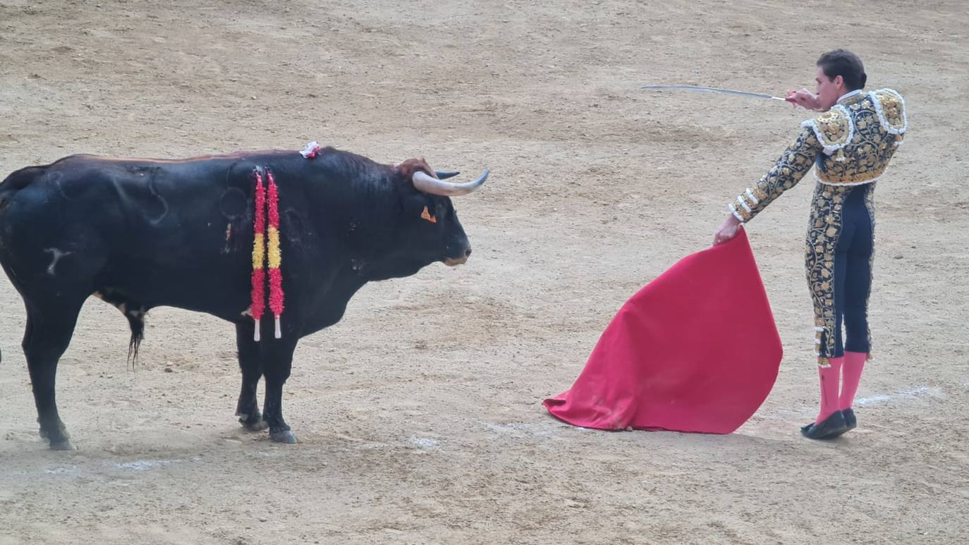 Algunos momentos de la corrida de toros de la tarde del sábado en León. 