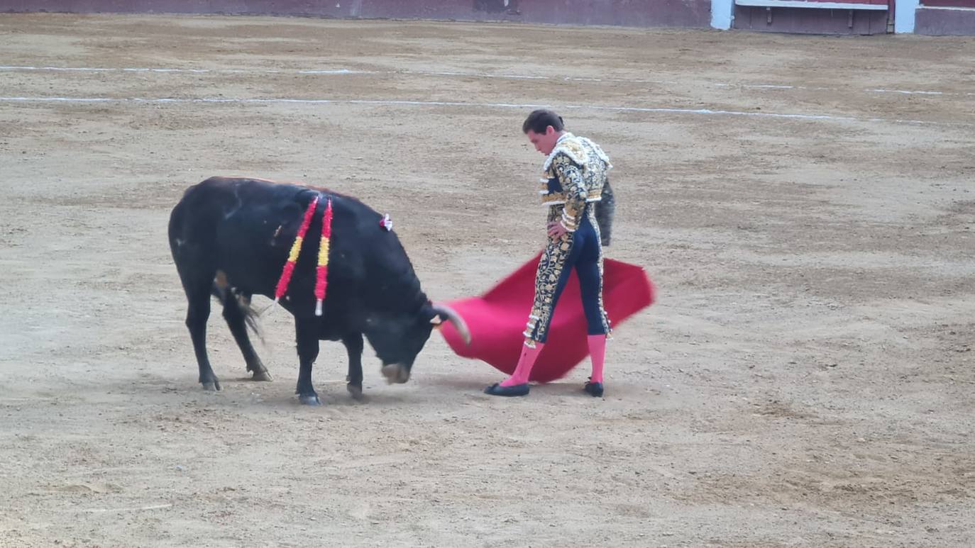 Algunos momentos de la corrida de toros de la tarde del sábado en León. 