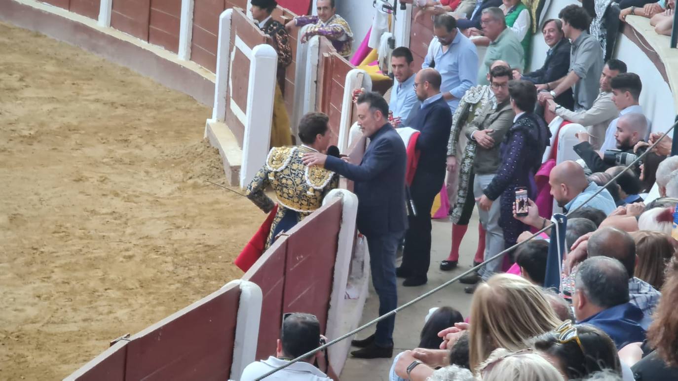 Algunos momentos de la corrida de toros de la tarde del sábado en León. 