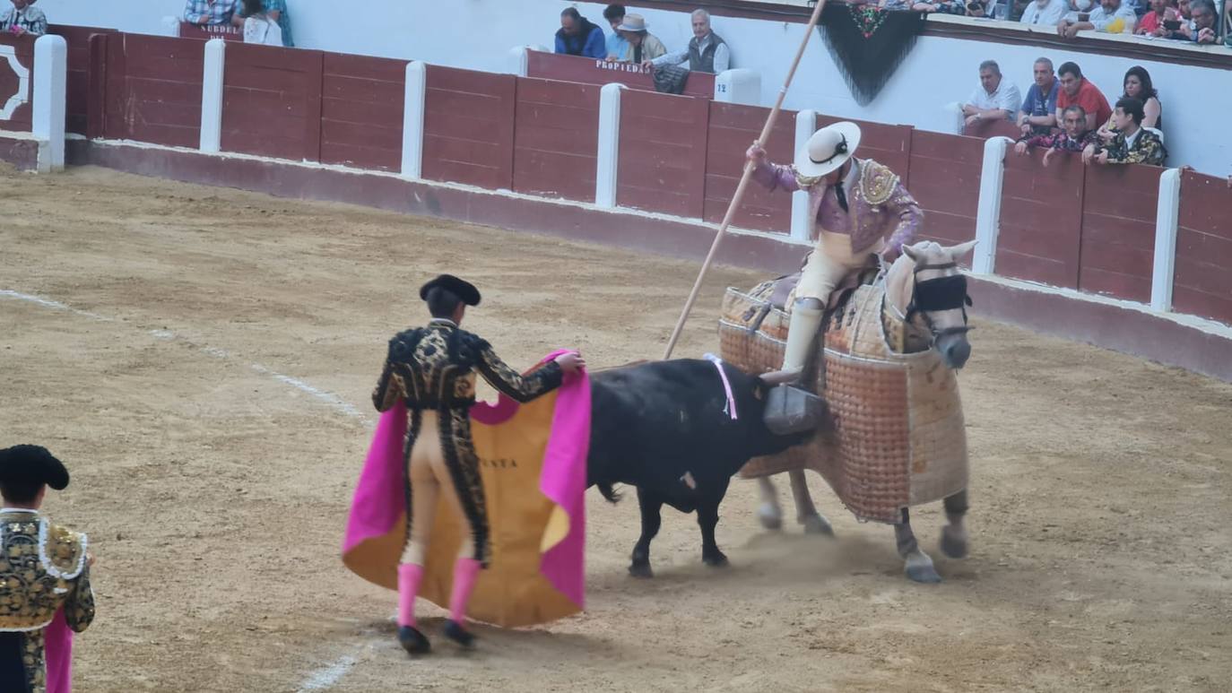 Algunos momentos de la corrida de toros de la tarde del sábado en León. 