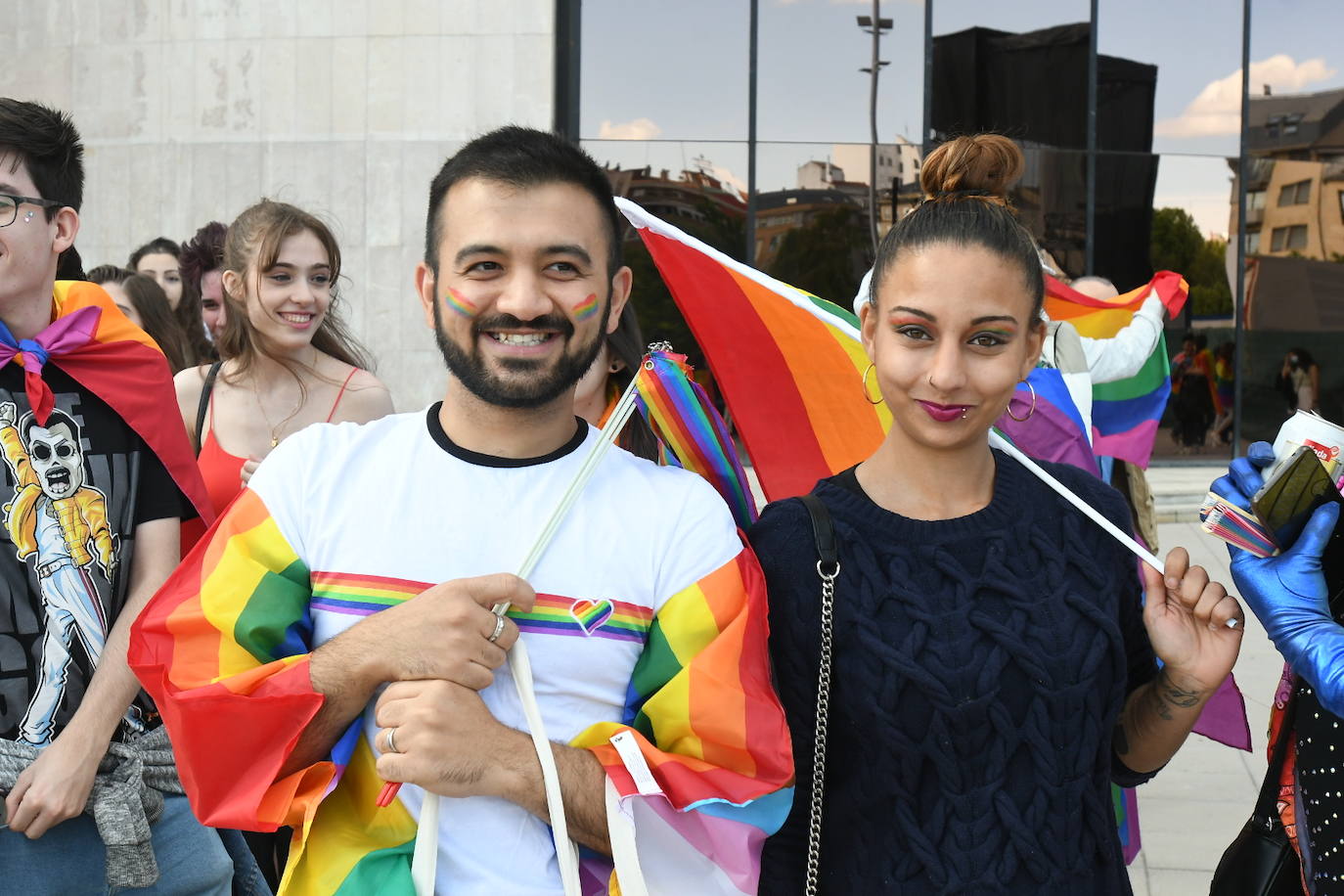 El colectivo LBTBI+ pasea sus reivindicaciones en la primera carroza del Día del Orgullo en León.