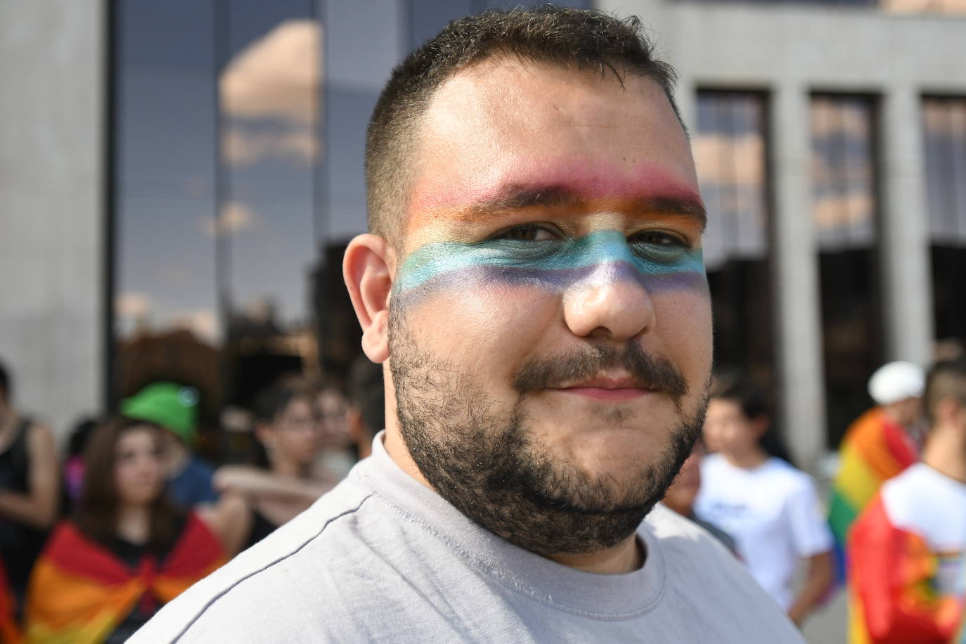 El colectivo LBTBI+ pasea sus reivindicaciones en la primera carroza del Día del Orgullo en León.