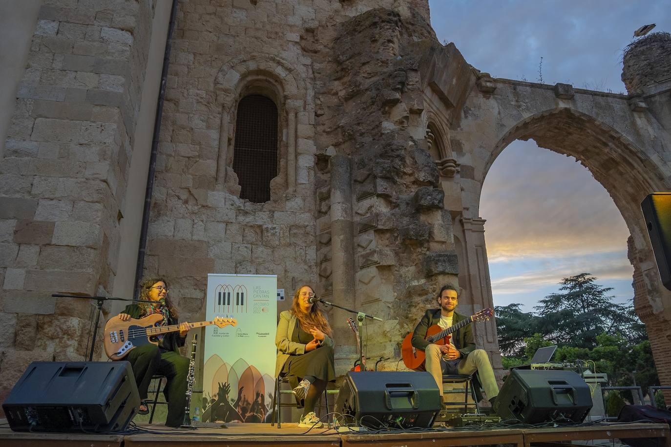 El convento de San Benito acogió este espectáculo incluido dentro del programa 'Las Piedras Cantan' organizado por Fundación Santa María la Real.