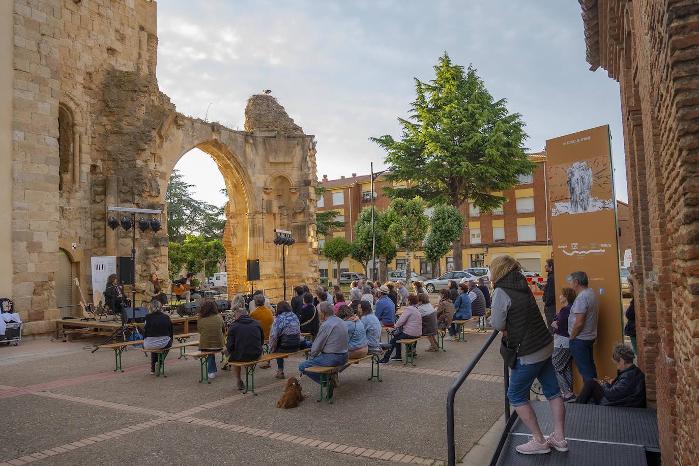 El convento de San Benito acogió este espectáculo incluido dentro del programa 'Las Piedras Cantan' organizado por Fundación Santa María la Real.