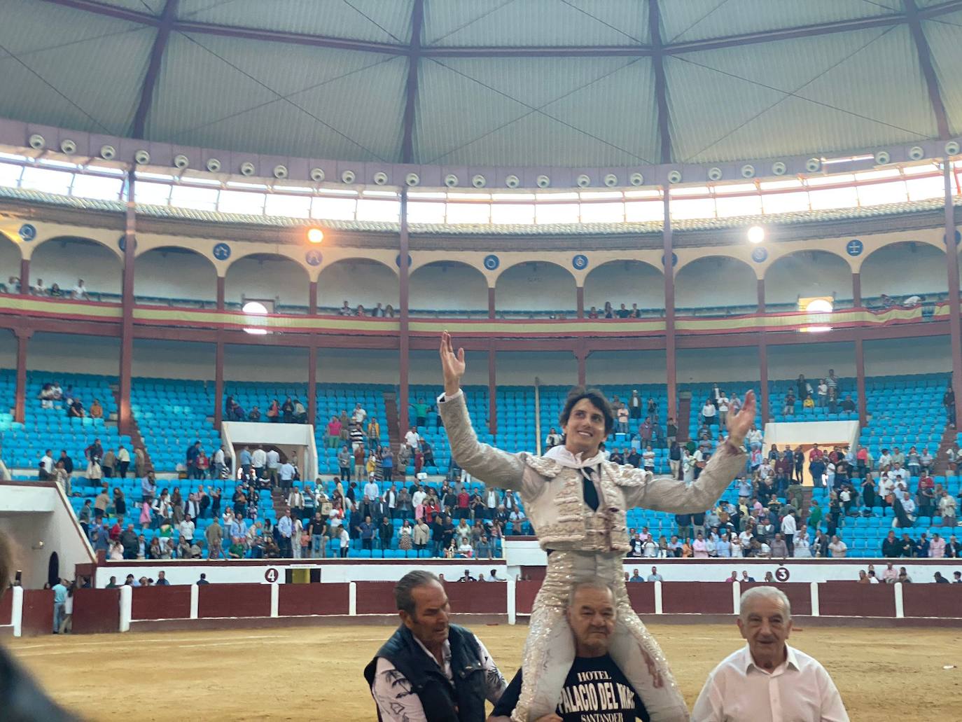 Imágenes de la segunda corrida de toros de las fiestas de León. 