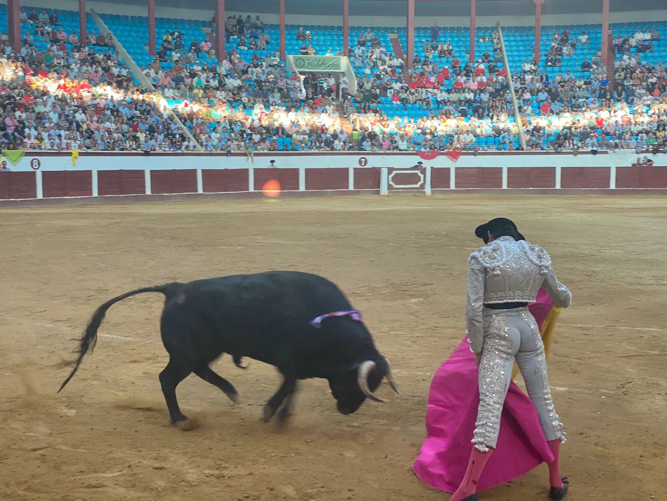 Imágenes de la segunda corrida de toros de las fiestas de León. 