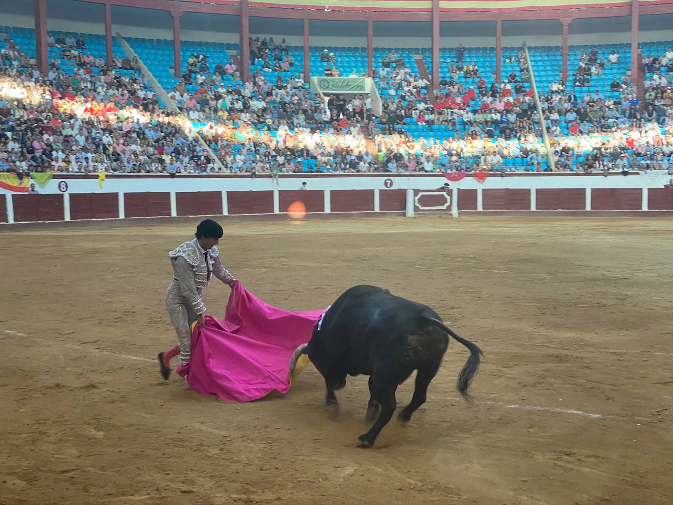 Imágenes de la segunda corrida de toros de las fiestas de León. 