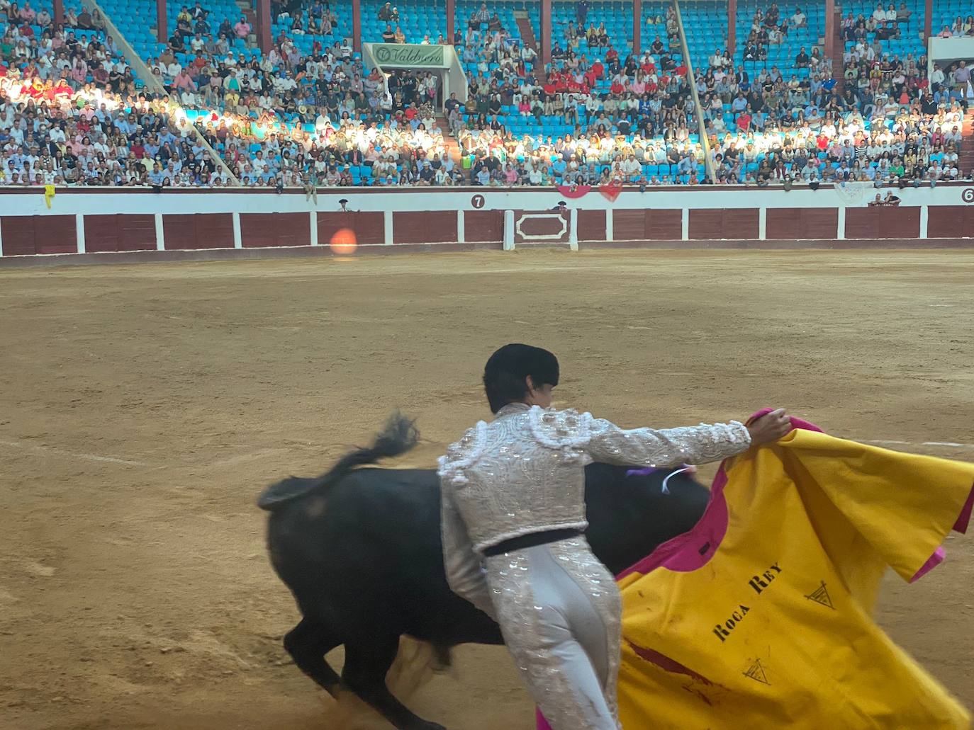 Imágenes de la segunda corrida de toros de las fiestas de León. 