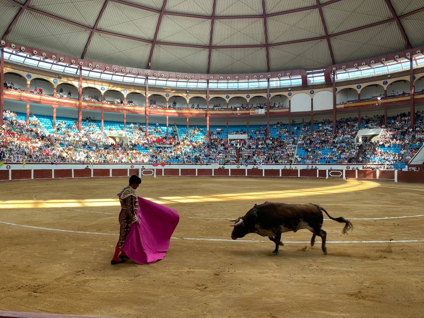 Imágenes de la segunda corrida de toros de las fiestas de León. 