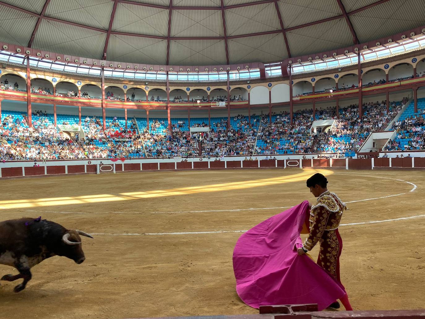 Imágenes de la segunda corrida de toros de las fiestas de León. 