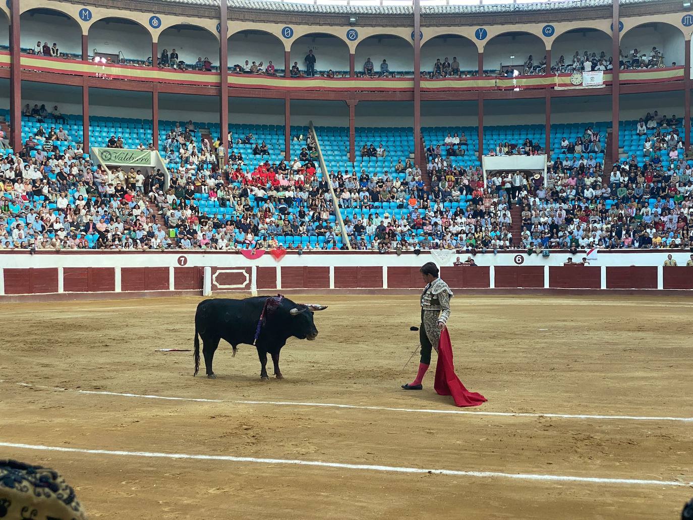 Imágenes de la segunda corrida de toros de las fiestas de León. 