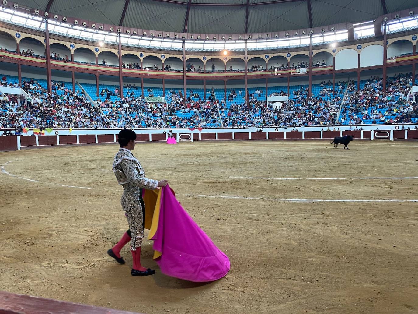 Imágenes de la segunda corrida de toros de las fiestas de León. 