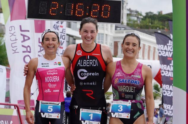 Fotos: Helene Alberdi y Kevin Viñuela, vencedores en el Triatlón de Donostia