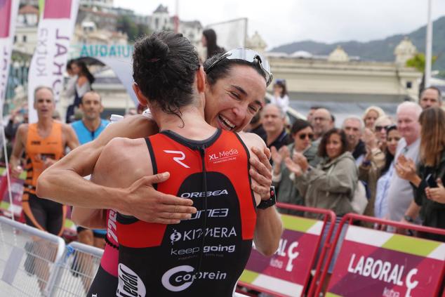 Fotos: Helene Alberdi y Kevin Viñuela, vencedores en el Triatlón de Donostia