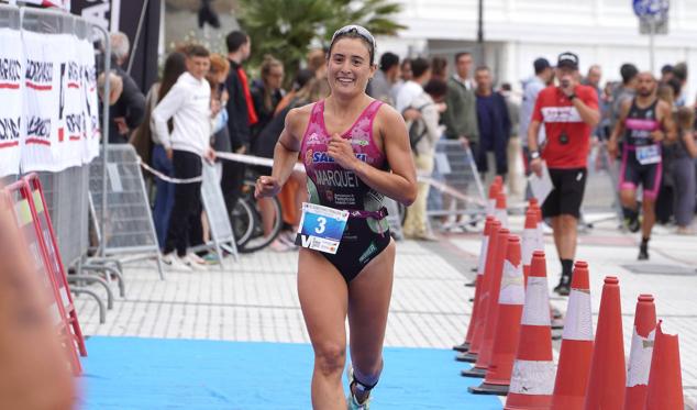 Fotos: Helene Alberdi y Kevin Viñuela, vencedores en el Triatlón de Donostia