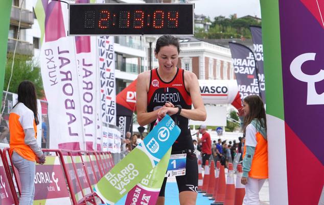 Fotos: Helene Alberdi y Kevin Viñuela, vencedores en el Triatlón de Donostia