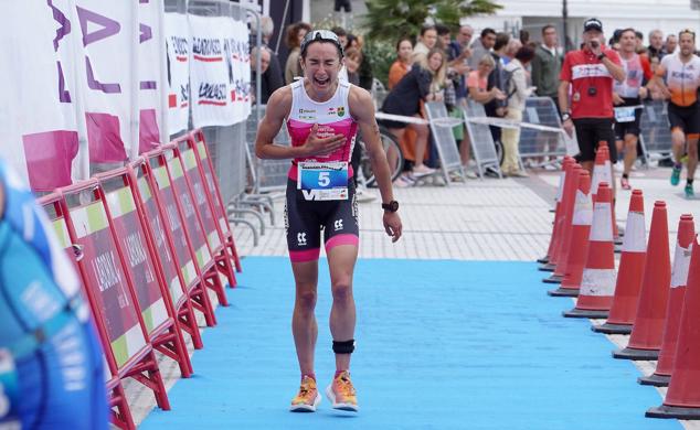 Fotos: Helene Alberdi y Kevin Viñuela, vencedores en el Triatlón de Donostia