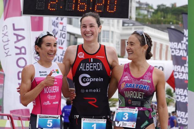 Fotos: Helene Alberdi y Kevin Viñuela, vencedores en el Triatlón de Donostia