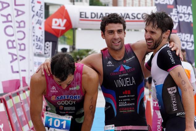 Fotos: Helene Alberdi y Kevin Viñuela, vencedores en el Triatlón de Donostia