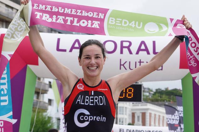 Fotos: Helene Alberdi y Kevin Viñuela, vencedores en el Triatlón de Donostia