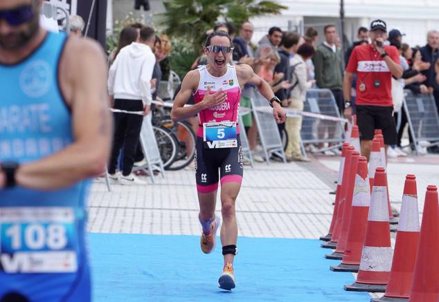 Fotos: Helene Alberdi y Kevin Viñuela, vencedores en el Triatlón de Donostia