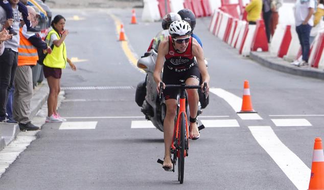 Fotos: Helene Alberdi y Kevin Viñuela, vencedores en el Triatlón de Donostia