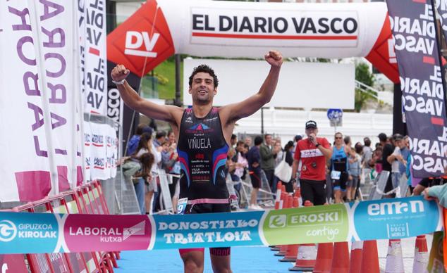 Fotos: Helene Alberdi y Kevin Viñuela, vencedores en el Triatlón de Donostia