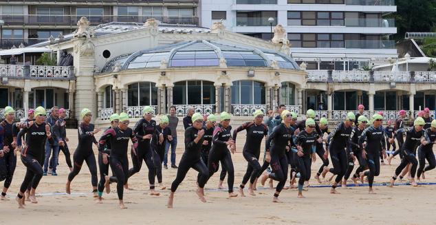 Fotos: Helene Alberdi y Kevin Viñuela, vencedores en el Triatlón de Donostia