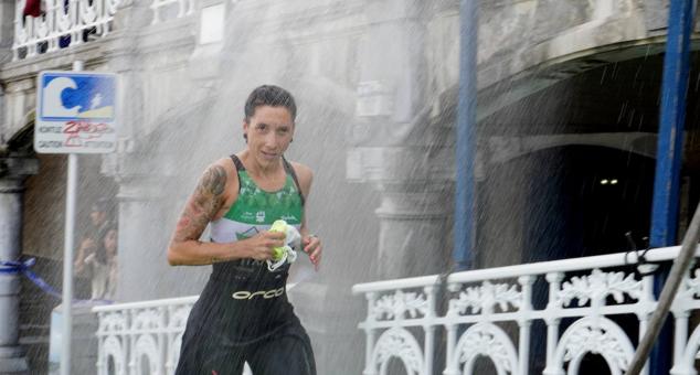 Fotos: Helene Alberdi y Kevin Viñuela, vencedores en el Triatlón de Donostia