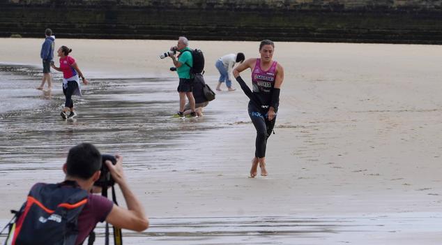 Fotos: Helene Alberdi y Kevin Viñuela, vencedores en el Triatlón de Donostia