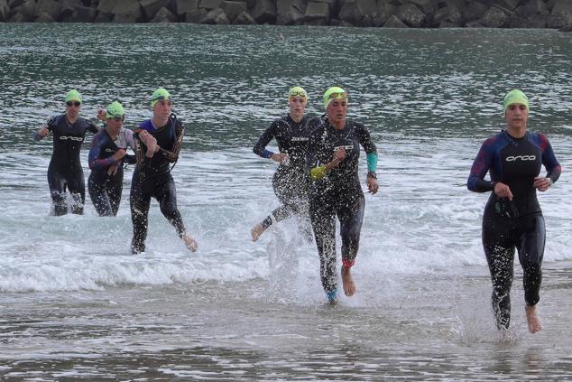 Fotos: Helene Alberdi y Kevin Viñuela, vencedores en el Triatlón de Donostia