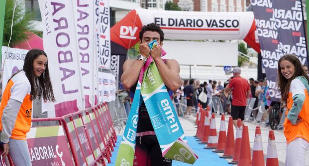 Fotos: Helene Alberdi y Kevin Viñuela, vencedores en el Triatlón de Donostia