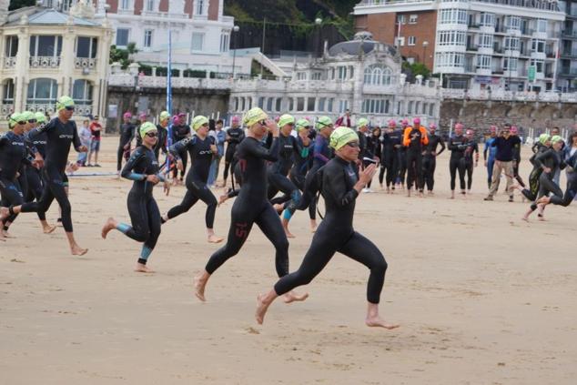 Fotos: Helene Alberdi y Kevin Viñuela, vencedores en el Triatlón de Donostia