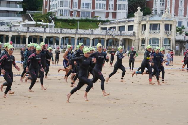 Fotos: Helene Alberdi y Kevin Viñuela, vencedores en el Triatlón de Donostia