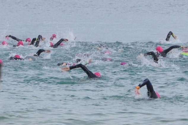 Fotos: Helene Alberdi y Kevin Viñuela, vencedores en el Triatlón de Donostia