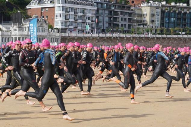 Fotos: Helene Alberdi y Kevin Viñuela, vencedores en el Triatlón de Donostia